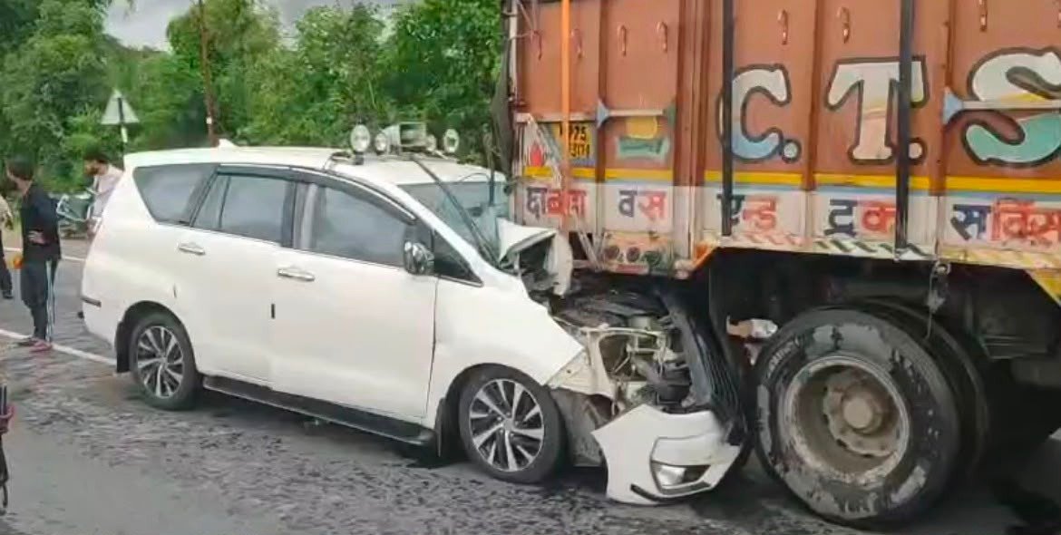 भाजपा प्रदेश अध्यक्ष की गाड़ी दुर्घटनाग्रस्त हो गयी।