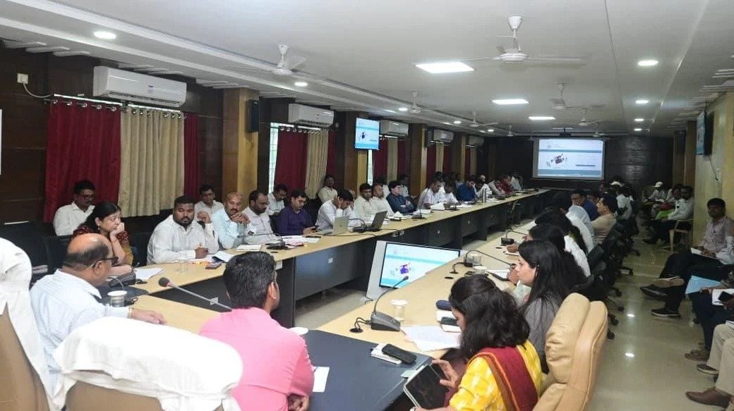 गरियाबंद कलेक्टर ने ली टी एल मीटिंग, शिक्षक घोटाले की जांच के निर्देश