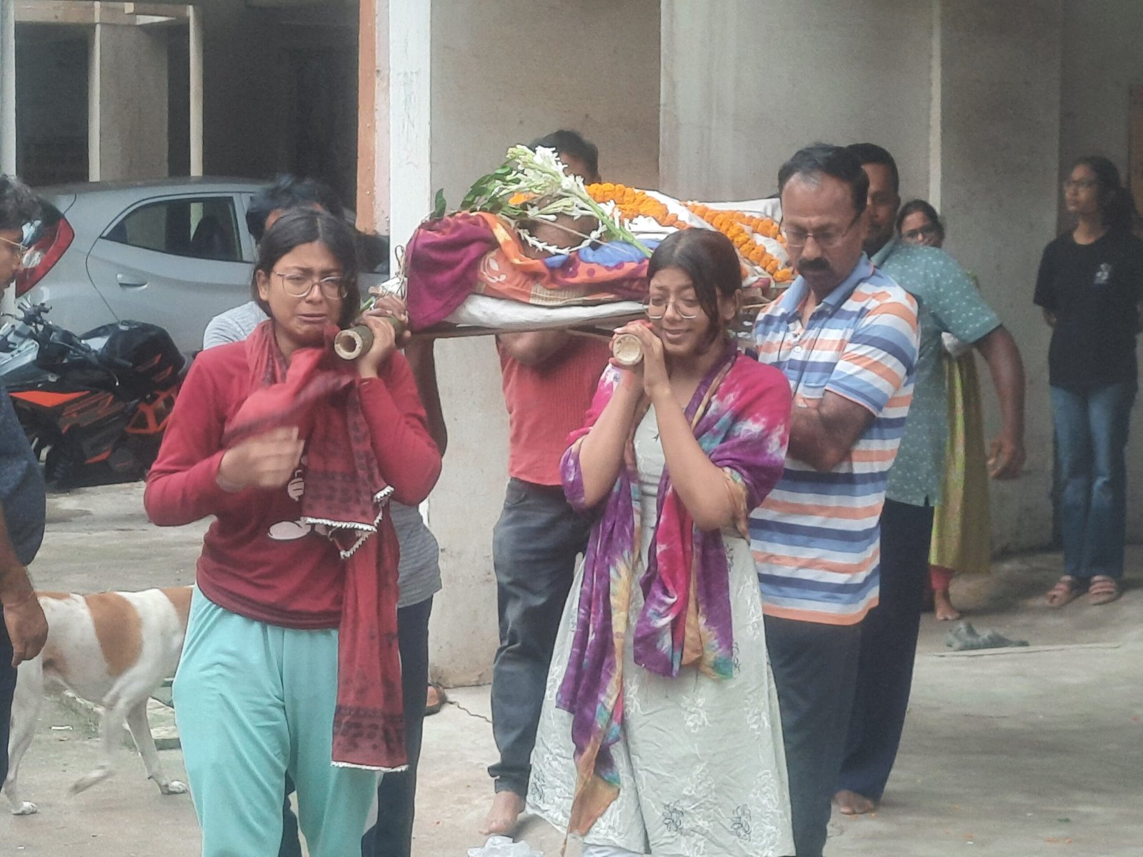 बेटी ने निभाया बेटे का फर्ज, पिता को दिया कांधा 