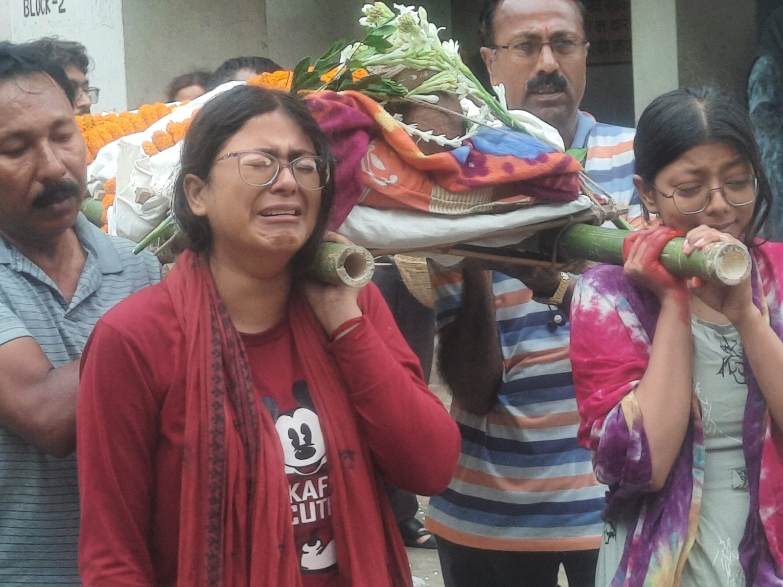 बेटे नहीं थे तो बेटियों ने दिया पिता की अर्थी को कंधा