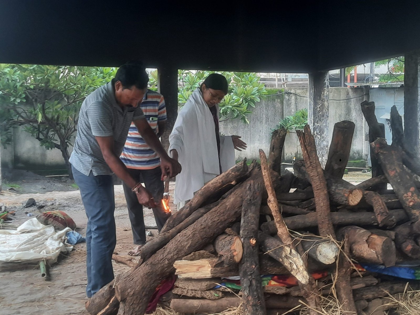 पिता को मुखाग्नि देती बड़ी बेटी रिशिता