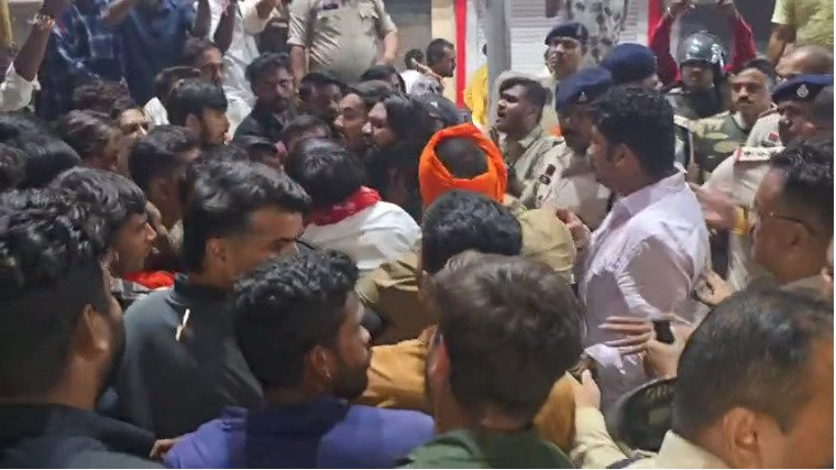 बिलासपुर के मसानगंज में विवाद और पथराव के बाद सिटी कोतवाली क्षेत्र में धारा 144 लागू की गई है।