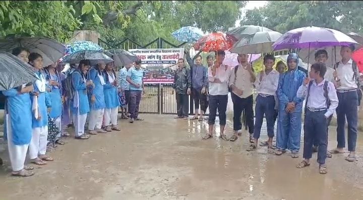धमतरी में बारिश के बीच छात्रों का हल्लाबोल, शिक्षक की मांग पर स्कूल में जड़ा ताला
