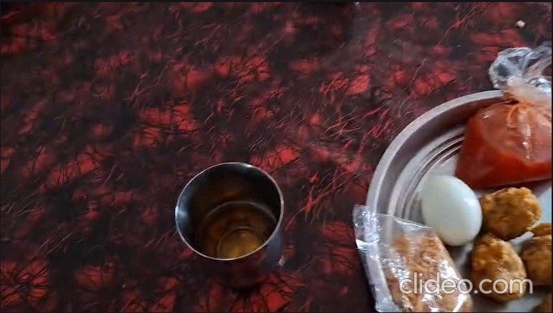 स्कूल में शराब पार्टी करते स्थानीय लोगों ने शिक्षकों को पकड़ा।