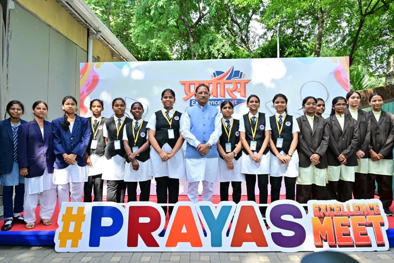 मुख्यमंत्री विष्णुदेव साय प्रयास स्कूल के बच्चों को दी समाजसेवा की प्रेरणा