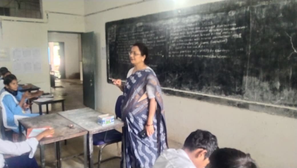 स्कूल निरीक्षण के दौरान खुद टीचर बनीं धमतरी की जिला शिक्षा अधिकारी, छात्रों को NEET-JEE की तैयारी के लिए प्रेरित करतीं।