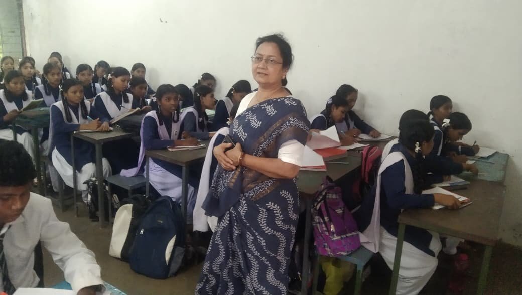 नगरी के पीएम श्री स्कूल में छात्रों को रासायनिक आबंधन विषय समझातीं डीईओ मधुलिका तिवारी।