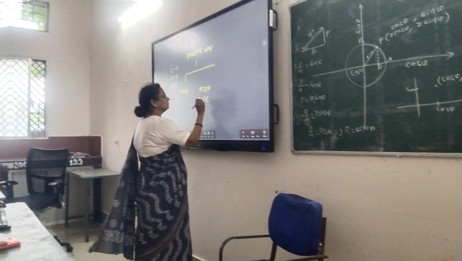 धमतरी में स्कूल निरीक्षण के दौरान कक्षा 11वीं के छात्रों को केमिस्ट्री पढ़ातीं जिला शिक्षा अधिकारी मधुलिका तिवारी।