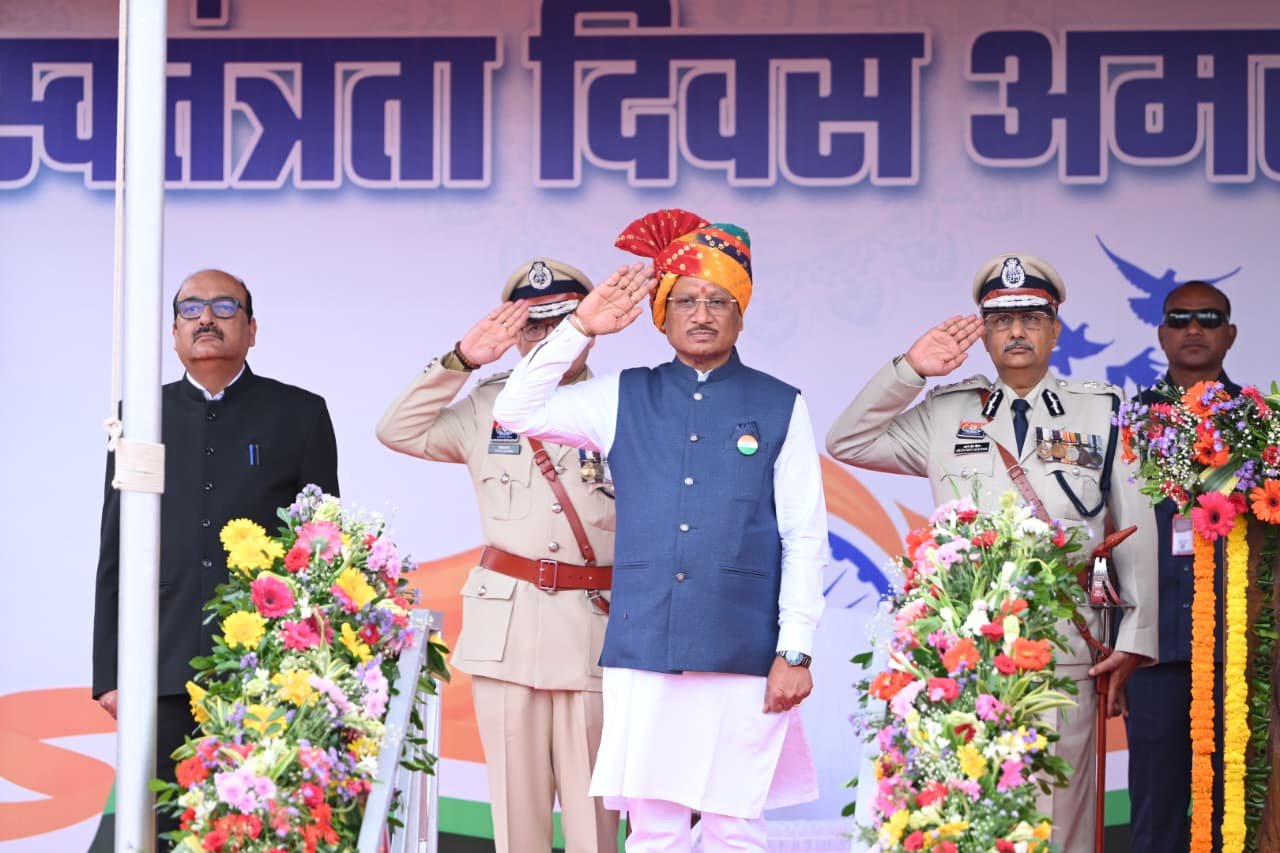 15 अगस्त पर मुख्यमंत्री विष्णुदेव साय ने किया झंडोत्तोलन और ली परेड की सलामी