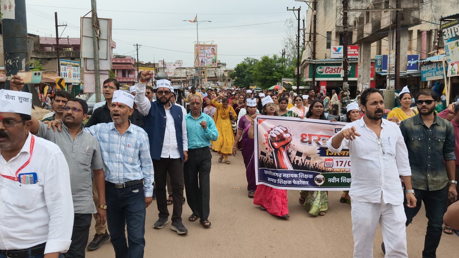 शिक्षक संगठनों ने बेमेतरा DEO ऑफिस का किया घेराव।