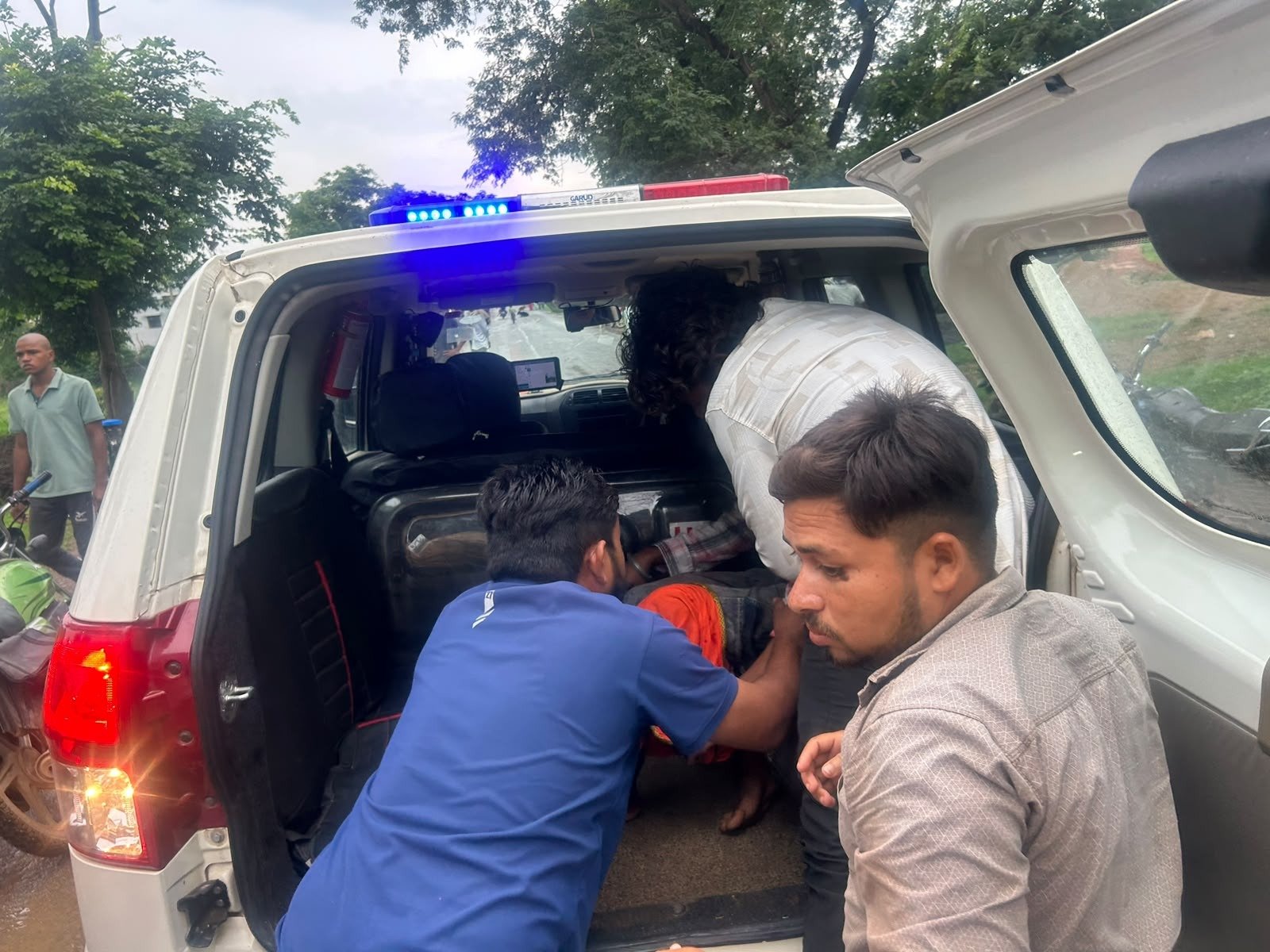 कवर्धा में सड़क हादसे के बाद पुलिस मौके पर पहुंची।