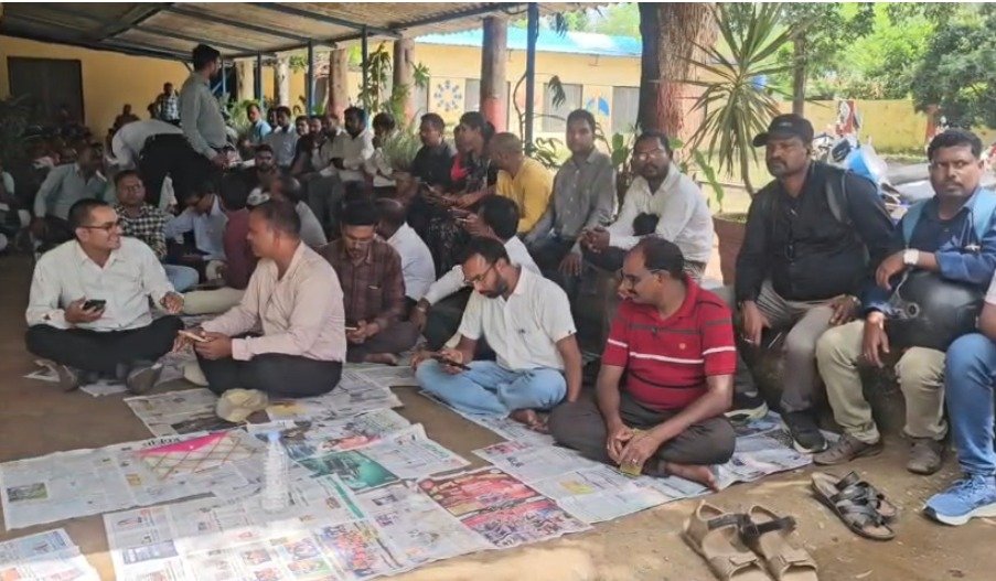 टीईटी पास शिक्षकों ने किया संयुक्त संचालक कार्यालय के बाहर प्रदर्शन