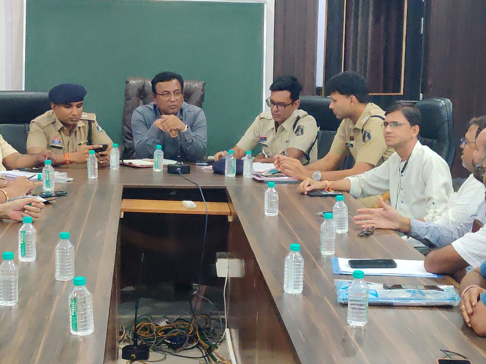 दुर्ग में शिक्षकों के प्रतिनिधिमंडल से पुलिस प्रशासन की हुई चर्चा।