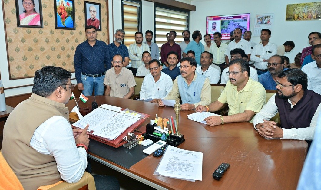 CG TET News: TET से स्थायी मुक्ति की मांग, शिक्षामंत्री गजेंद्र यादव ने दिया भरोसा