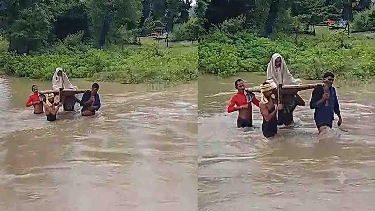 धमतरी में 30 साल से पुलिया नहीं बन पाई है। खाट पर मरीज को ले जाने की मजबूरी