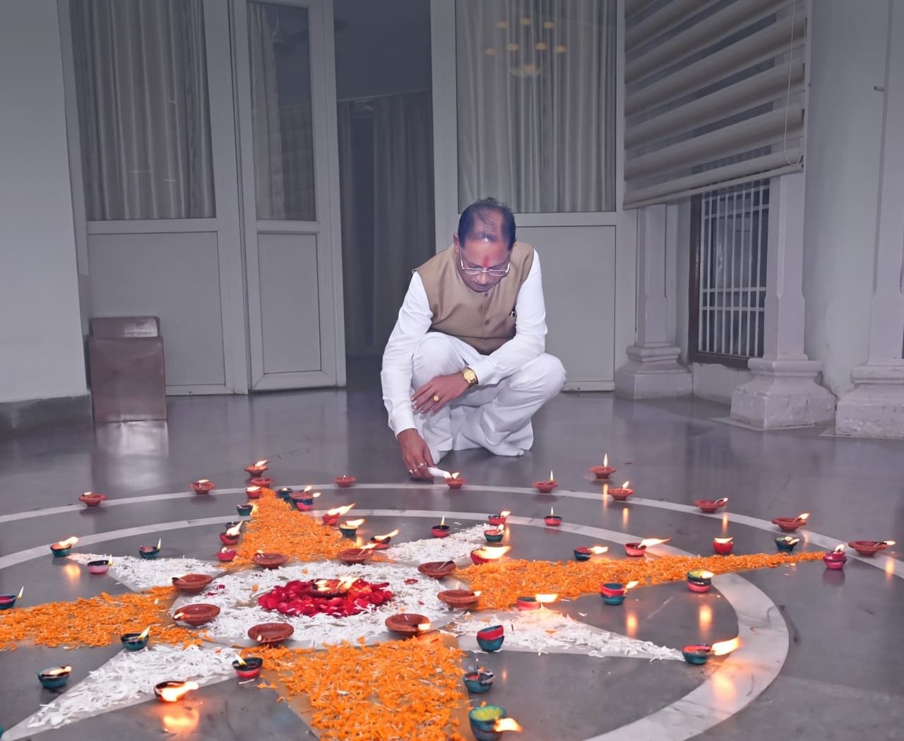 प्रधानमंत्री नरेंद्र मोदी के जन्मदिवस पर मुख्यमंत्री विष्णु देव साय आशीर्वाद का दीया जलाते हुए