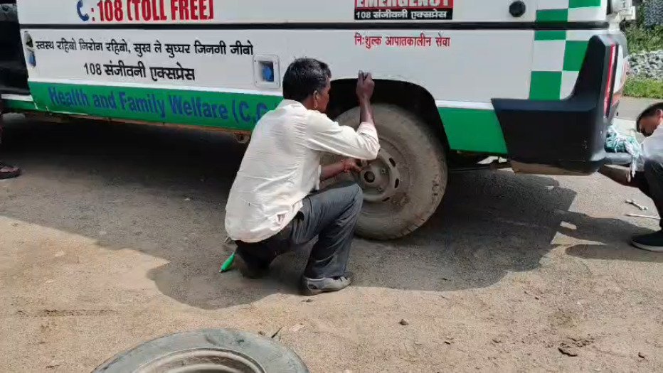 सिम्स रेफर प्रसूता को ले जा रही 108 एंबुलेंस का टायर फटा, 2 किमी दूर सड़क पर रुकी गाड़ी