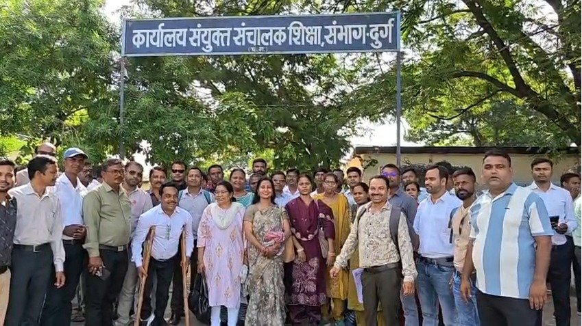 दुर्ग जेडी कार्यालय में टीईटी पास शिक्षकों का प्रदर्शन