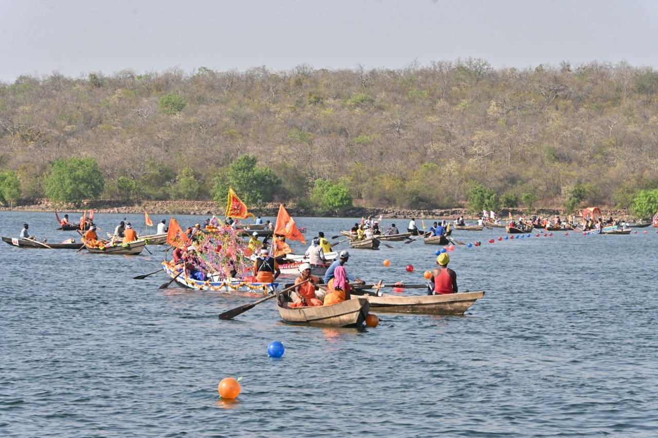 धमतरी के गंगरेल बांध में पर्यटन और जलक्रीड़ा का दृश्य