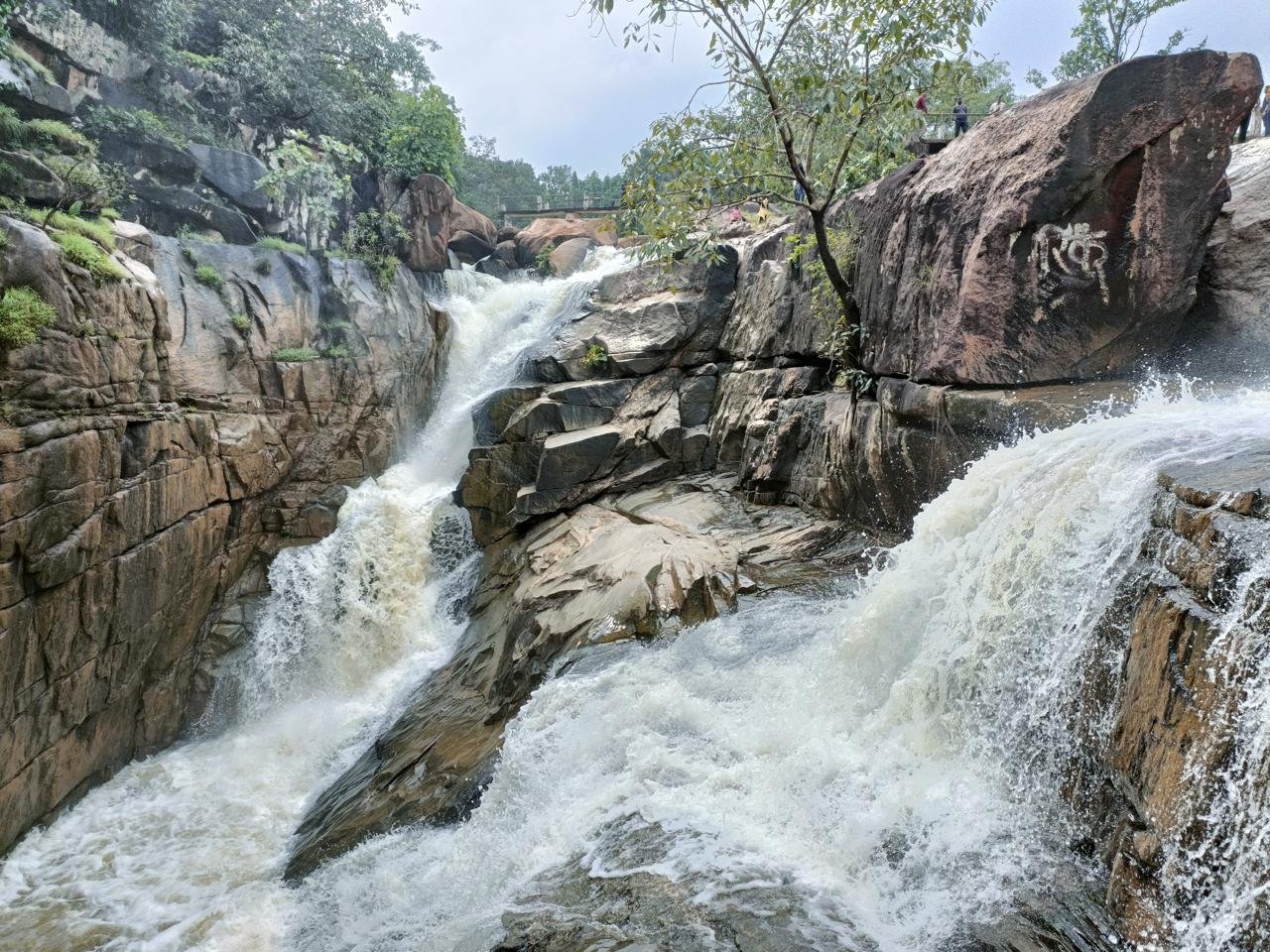 जशपुर के रानीदाह जलप्रपात का प्राकृतिक दृश्य