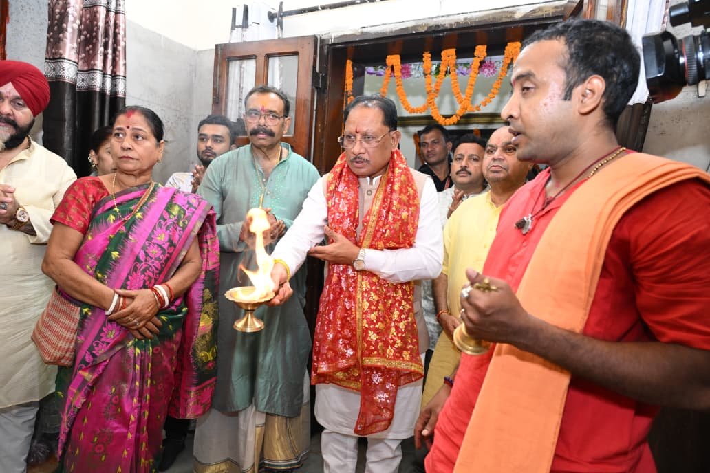 रायपुर के कालीबाड़ी मंदिर में मां काली और मां दुर्गा की पूजा-अर्चना करते मुख्यमंत्री विष्णु देव साय