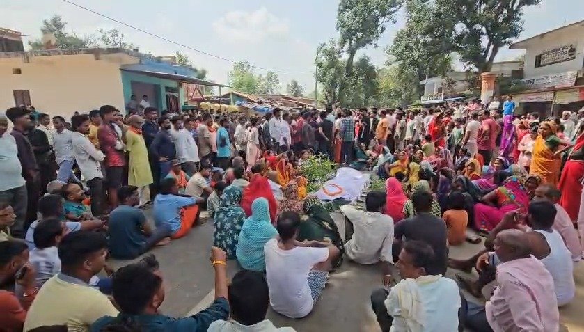 जवान के शव के साथ परिजनों ने कर दिया सड़क जाम। सूरजपुर में परिजनों का भड़का गुस्सा