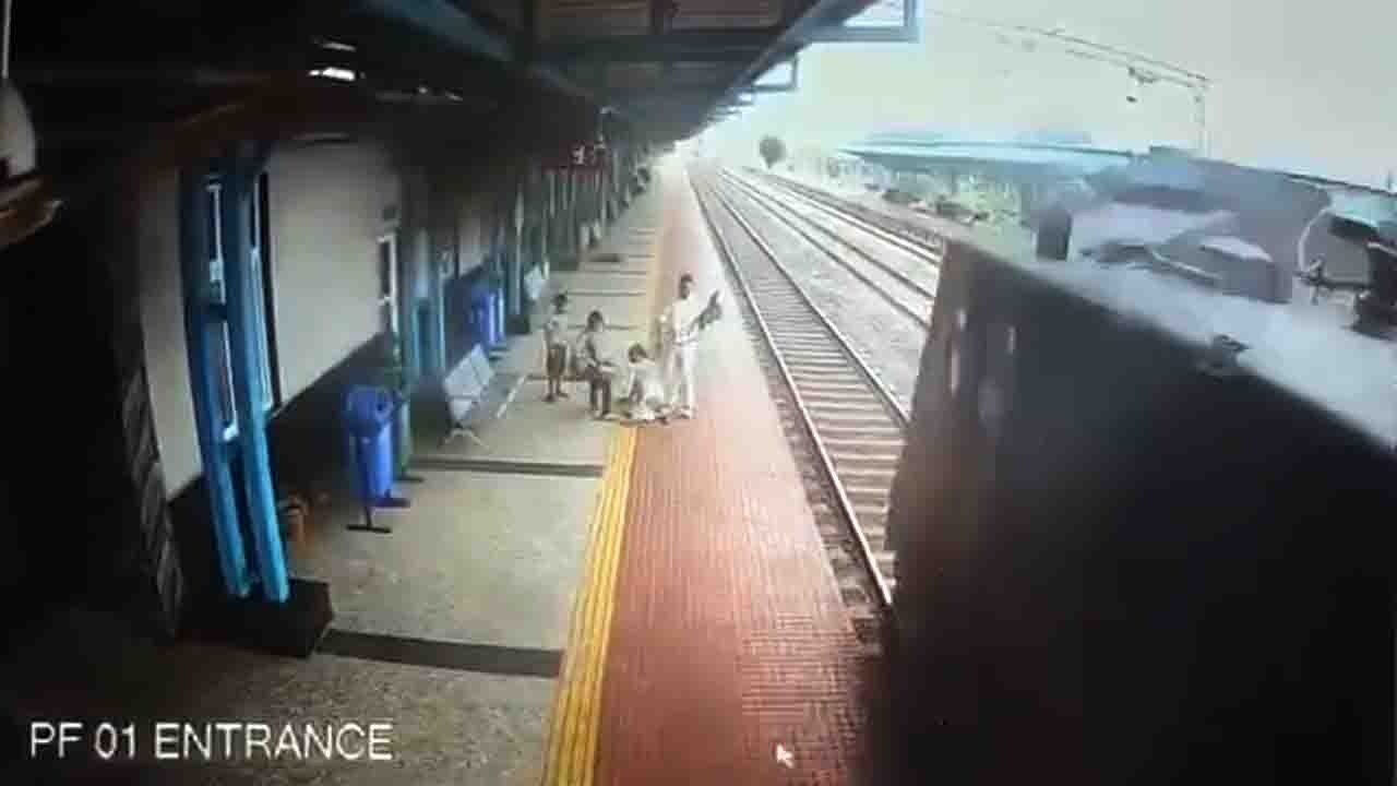 स्टेशन मास्टर की सजगता से बच गई महिला जान