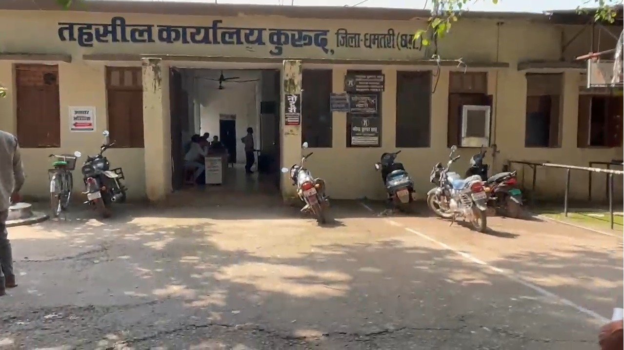 कुरुद के तहसील कार्यालय में 10 हजार घूस लेते आरोपी गिरफ्तार