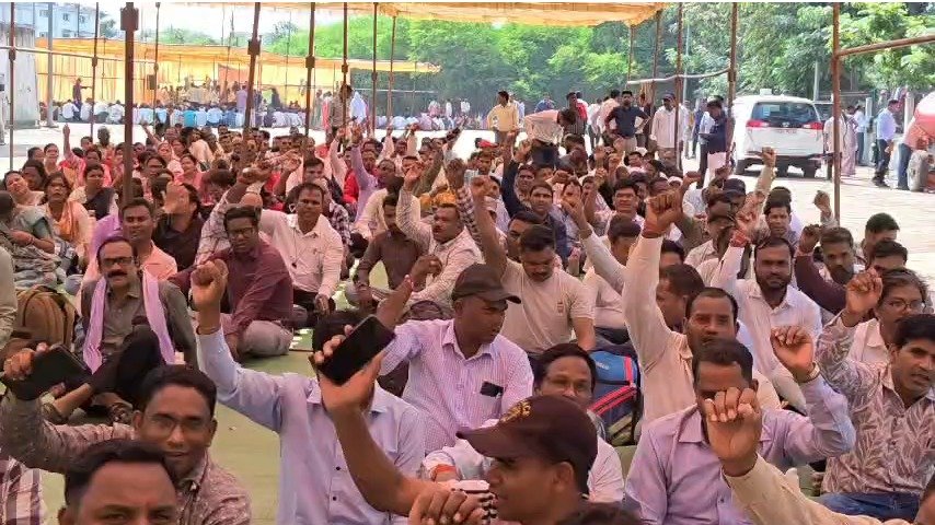 छत्तीसगढ़ में प्रमोशन की मांग को लेकर TET पास शिक्षकों का अनिश्चितकालीन धरना और पैदल मार्च