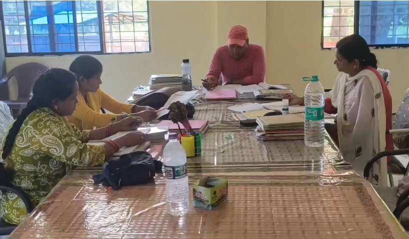 दंतेवाड़ा के समेली हाई स्कूल में तीन विद्यार्थियों और आठ शिक्षकों की तैनाती का मामला