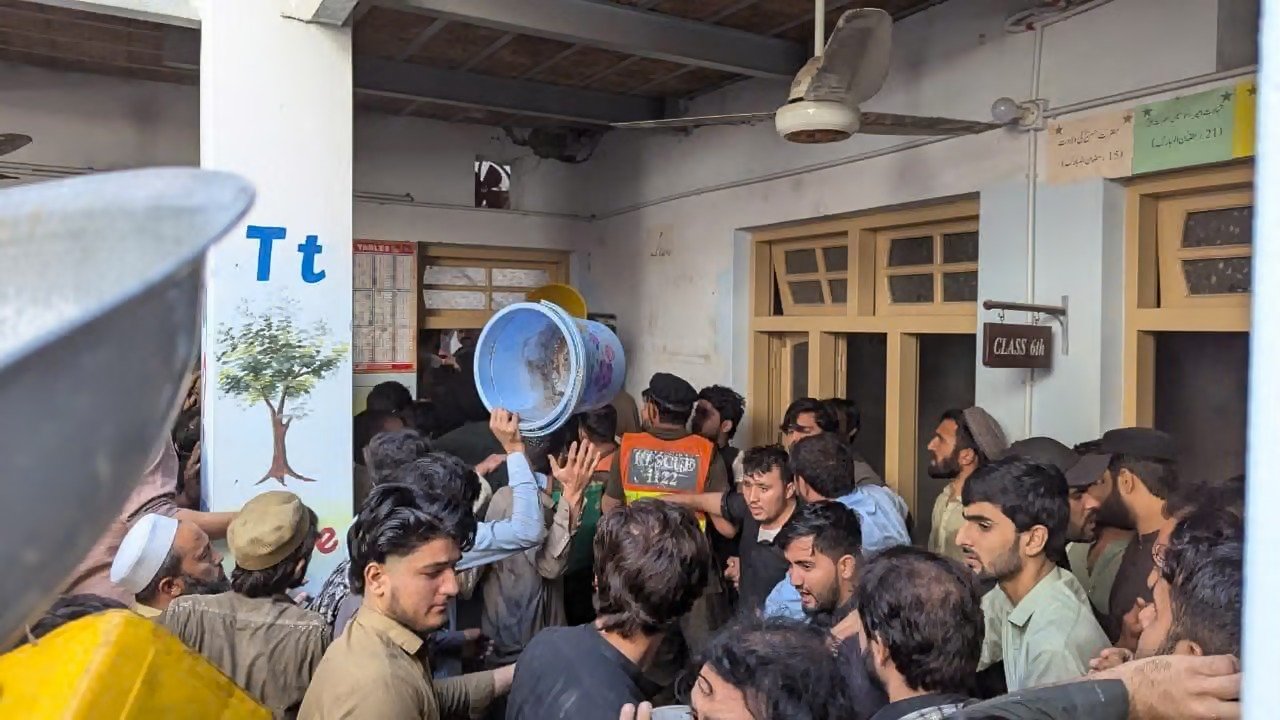 स्कूल की छत अचानक से गिर गयी, इस घटना में 27 स्कूली बच्चों सहित 28 की मौत हो गयी।